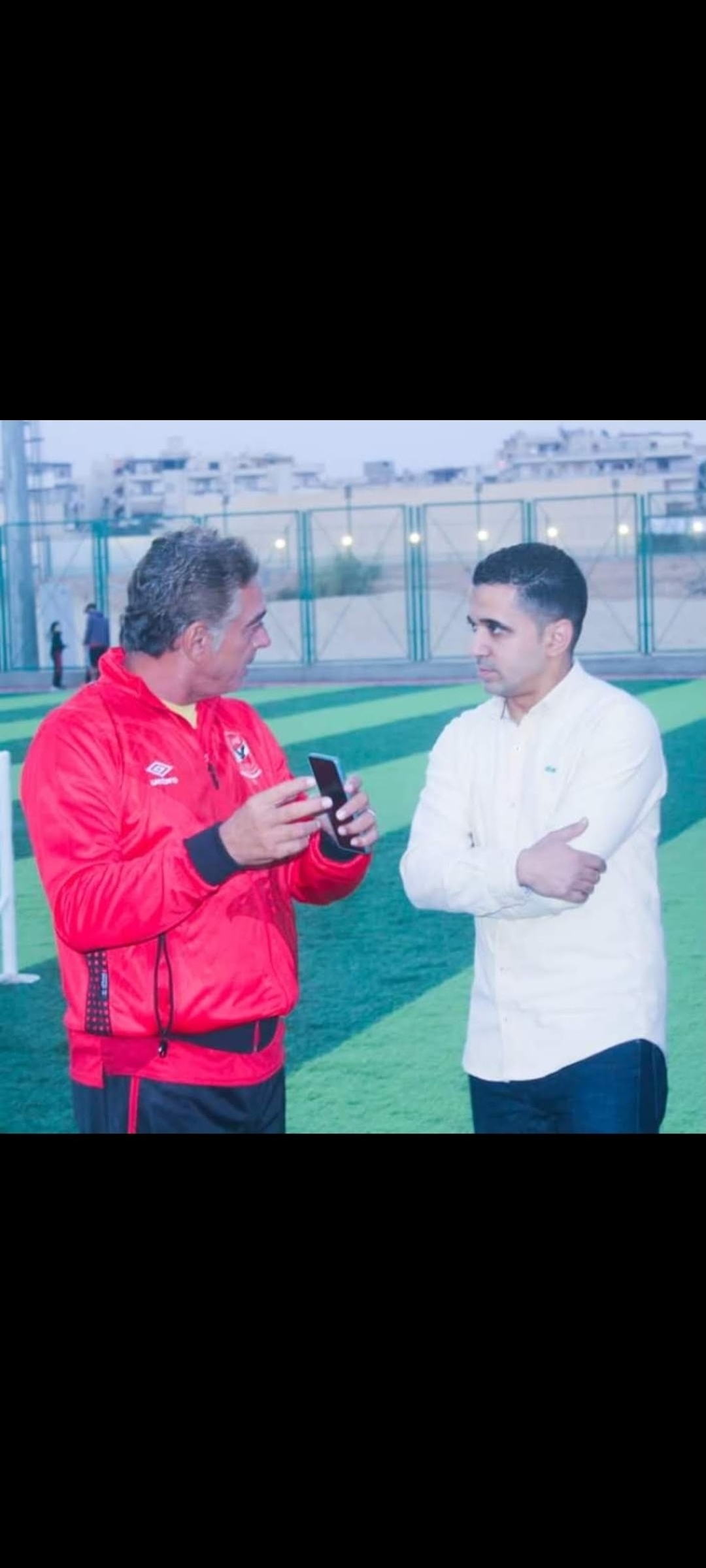 الكابتن اسامه عباس مدير اكاديميه النادي الاهلي فرع العبور أثناء المباراة الوديه عام 2024 وتحفيز بكلمات كيفيه ادارة الأكاديميات والبراعم لكره القدم